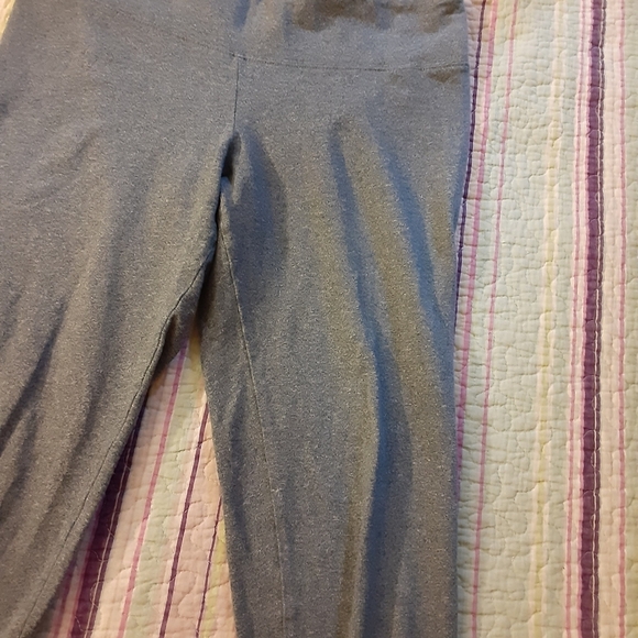 Size S gray crop TNA workout yoga leg and capris - Picture 3 of 17